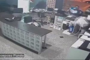 Babasının d&uuml;ş&uuml;rd&uuml;ğu bebeği reseposiyonist yakaladı