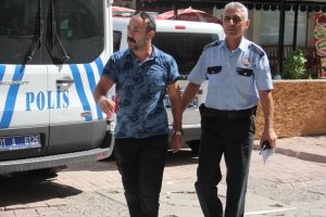 &Ccedil;antasını &ccedil;alan hırsızı yalınayak kovaladı