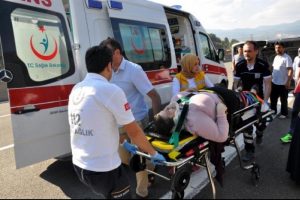 TEM'de lastiği patlayan minib&uuml;s devrildi: 8 yaralı