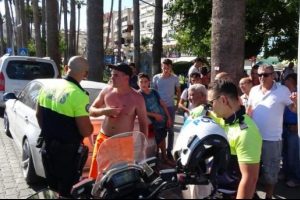 Tartıştığı sevgilisinin bindiği taksinin camını kıran İngiliz turist g&ouml;zaltına alındı