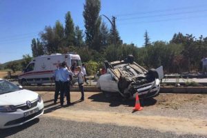 Takla atan otomobilin s&uuml;r&uuml;c&uuml;s&uuml;n&uuml;n kolu koptu