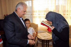 Başbakan şehit ailelerini ziyaret etti