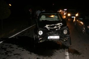 Otomobil motosiklete &ccedil;arptı: 2 &ouml;l&uuml;