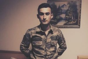 Zonguldak şehidine ağlıyor