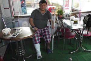 Torpilin &uuml;zerine bastı, parmakları kırıldı