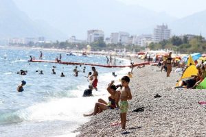 Antalya'da sahiller doldu taştı