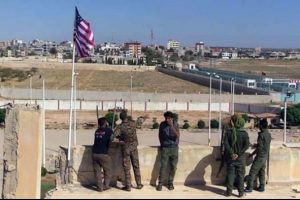 Telabyad'a ABD bayraklarını asanların fotoğrafları yayınlandı