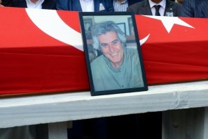 Tarık Akan'a veda...