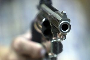 D&uuml;ğ&uuml;nde yanlışlıkla arkadaşını vurdu