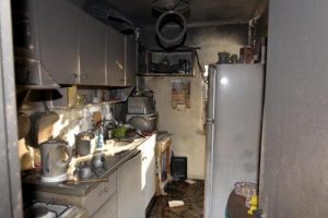 Yangın evi k&uuml;l etti