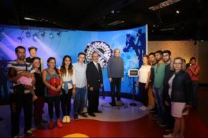 Tarık Akan'ın balmumu heykeline ziyaret&ccedil;i akını