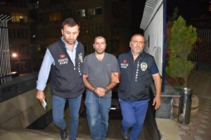 Otob&uuml;ste kadına tekme atan saldırgan hakkında yakalama kararı!
