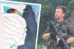 Şehit babasının kokusuyla uyuyor