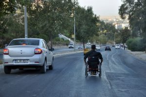 Engelli aracı ile yolların tozunu aldı