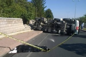 Tamir etmek istediği beton mikserinin altında can verdi