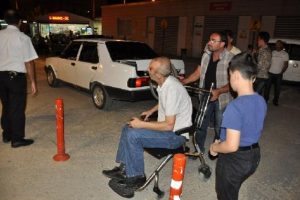 Bursa'da &ccedil;arptığı bisikletliyi hastaneye b&ouml;yle g&ouml;t&uuml;rd&uuml;
