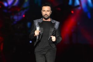 Tarkan'dan seyircilere fır&ccedil;a