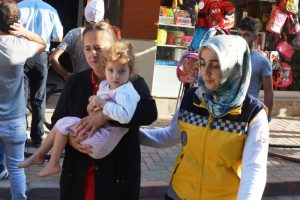 Minik Esma Nur yangından son anda kurtarıldı