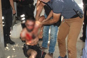 Kendisini almaya gelen polisi bı&ccedil;akladı