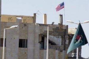 PYD'nin g&uuml;mr&uuml;k binasının &uuml;st&uuml;ne astığı ABD bayrağı inmedi