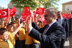 G&uuml;neşin altında kavrulan &ouml;ğrencileri Vali kurtardı