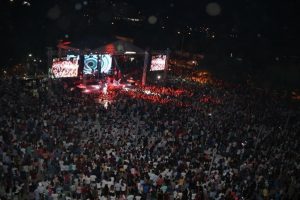 Kurtuluş coşkusunu Demet Akalın'la yaşadılar