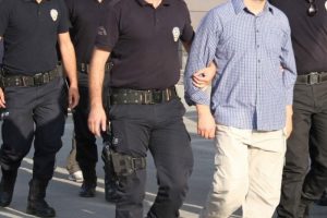 "Okulları boykot" broş&uuml;r&uuml; dağıtan 2 &ouml;ğretmene g&ouml;zaltı