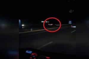 Ters şeride giren alkoll&uuml; s&uuml;r&uuml;c&uuml; 2 kişiyi yaraladı