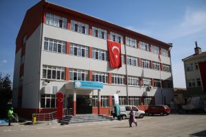 Bursa'da &ouml;ğrencilere &ccedil;anta, okula k&uuml;t&uuml;phane