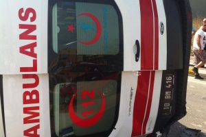 Ambulans kaza yaptı: 5 yaralı