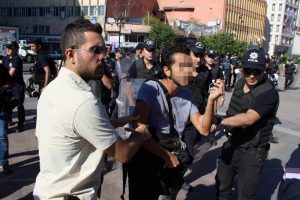 Diyarbakır'da &ouml;ğrencilere m&uuml;dahale: 23 g&ouml;zaltı
