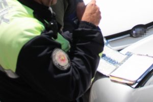 Polise r&uuml;şvet vererek yollarına devam etmek istediler