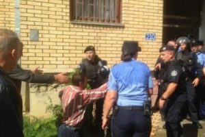 Kosova polisi savaş sonrası işgal edilen binaları boşalttı