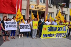 Manisa'da '&ouml;ğretmenler okuluna d&ouml;ns&uuml;n' eylemi
