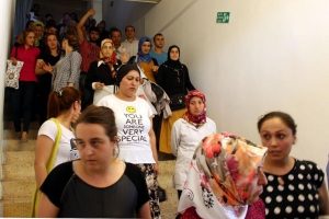 Fabrika işcileri &uuml;cret alamayınca iş bıraktı
