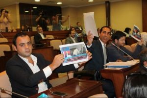 İBB'de 'El &Ouml;pme' fotoğrafı gerginliği