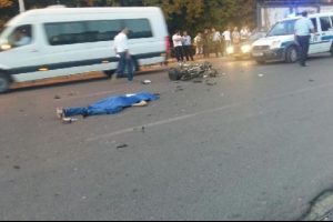 Otomobil, motosiklete &ccedil;arptı : 1 &ouml;l&uuml;, 3 yaralı