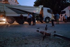 Bursa'da kamyonun &ccedil;arptığı bisiklet s&uuml;r&uuml;c&uuml;s&uuml; &ccedil;ocuk yaralandı