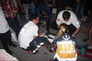 Otomobille &ccedil;arpışan motosikletteki 2 kişi yaralandı
