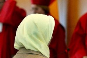 İspanya'da okulda baş&ouml;rt&uuml;s&uuml; yasağında geri adım