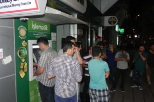 "Tatili d&ouml;n&uuml;ş&uuml; banka kuyruğu"na tepki