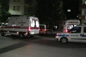 Eşini boğazını keserek &ouml;ld&uuml;rd&uuml;, polisi aradı