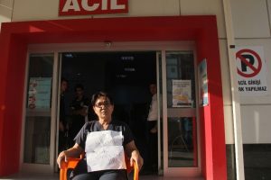 Hemşireden acil girişinde tek kişilik eylem
