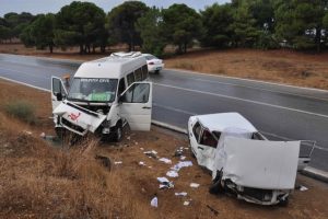 Turistleri taşıyan minib&uuml;s otomobille &ccedil;arpıştı: 6 yaralı