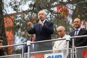 "Cumhuriyet bize altın tabakta sunulmadı"