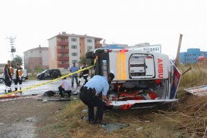 Hasta taşıyan ambulans takla attı: 1 &ouml;l&uuml;, 3 yaralı