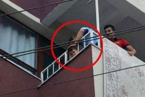 Balkon demirine sıkışan &ccedil;ocuğu itfaiye kurtardı