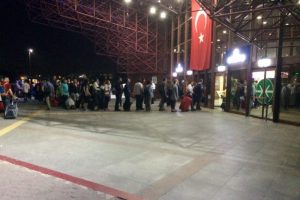 Eskişehir terminalinde metrelerce kuyruk!
