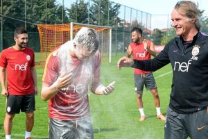 Galatasaray antrenmanında doğum g&uuml;n&uuml; s&uuml;rprizi