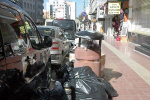 Kayyumu protesto i&ccedil;in Vanlıları &ccedil;&ouml;pe mahkum ettiler